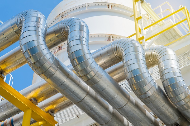 Oil refinery pipes protected by industrial insulation.